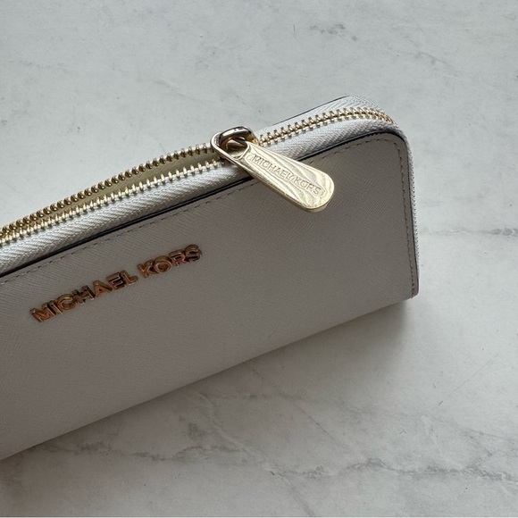 Michael Kors Jet Set Long Wallet with Zipper in White - Picture 8 of 8
